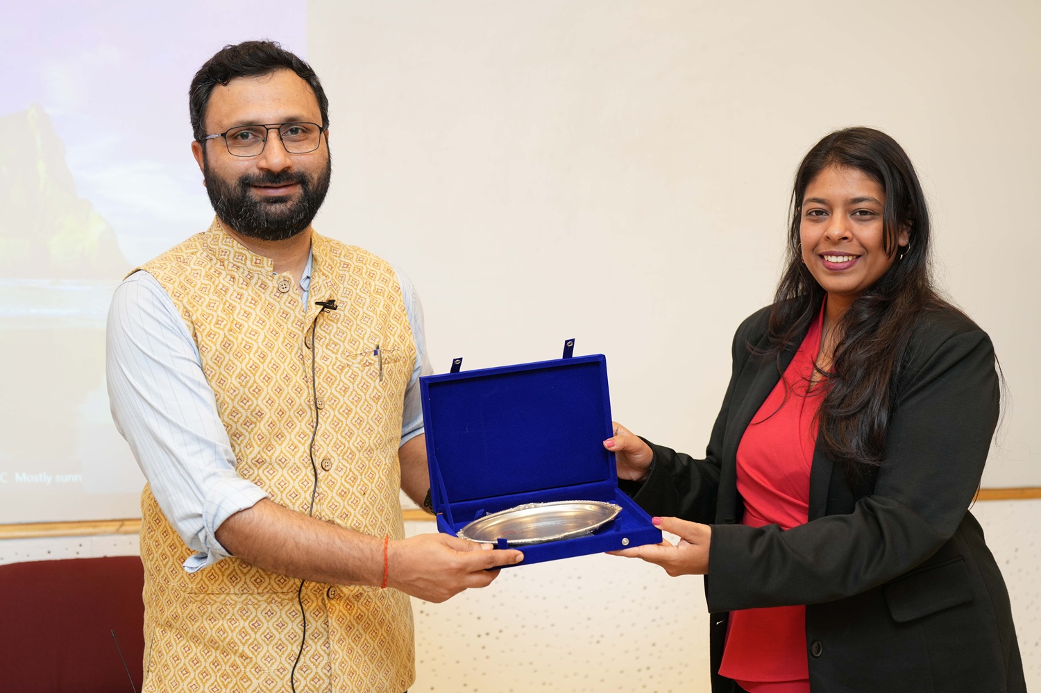 A memento was presented to Prabhat Kumar, Director of Public Finance Management at the Janaagraha Centre for Citizenship and Democracy, who delivered the session.
