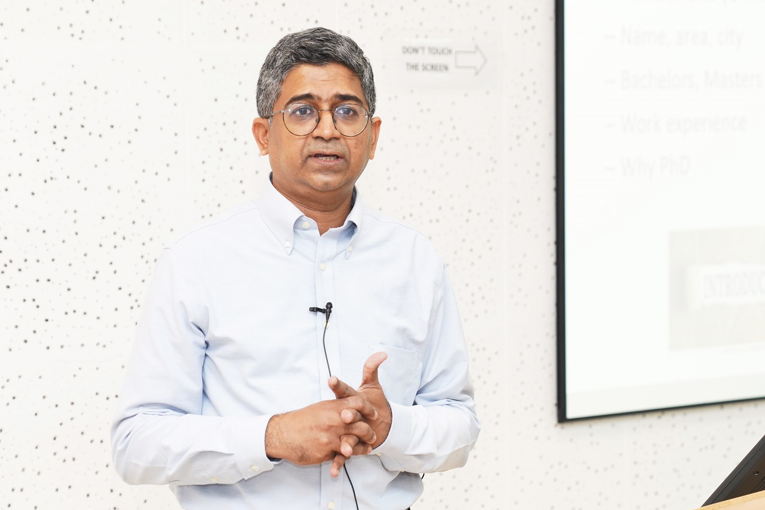 Prof. Ananth Krishnamurthy, Chairperson of the Doctoral Programme, welcomed the students and faculty and outlined the agenda for the day. 