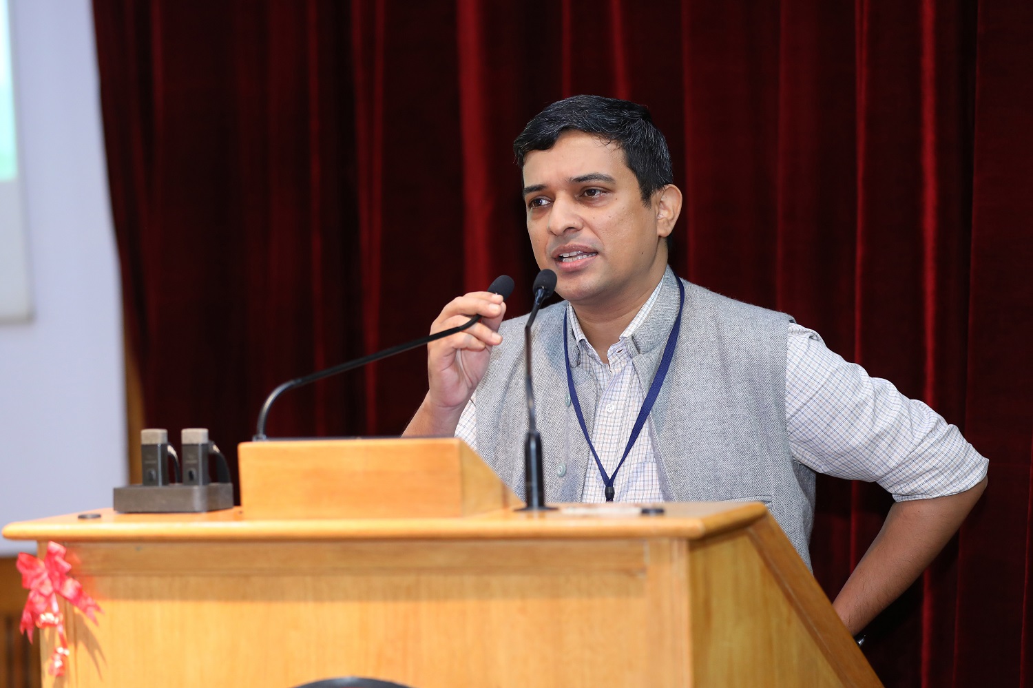 Prof. Arnab Mukherji, Faculty, Centre for Public Policy, welcomes Shri Gopalkrishna Gandhi to the conference.