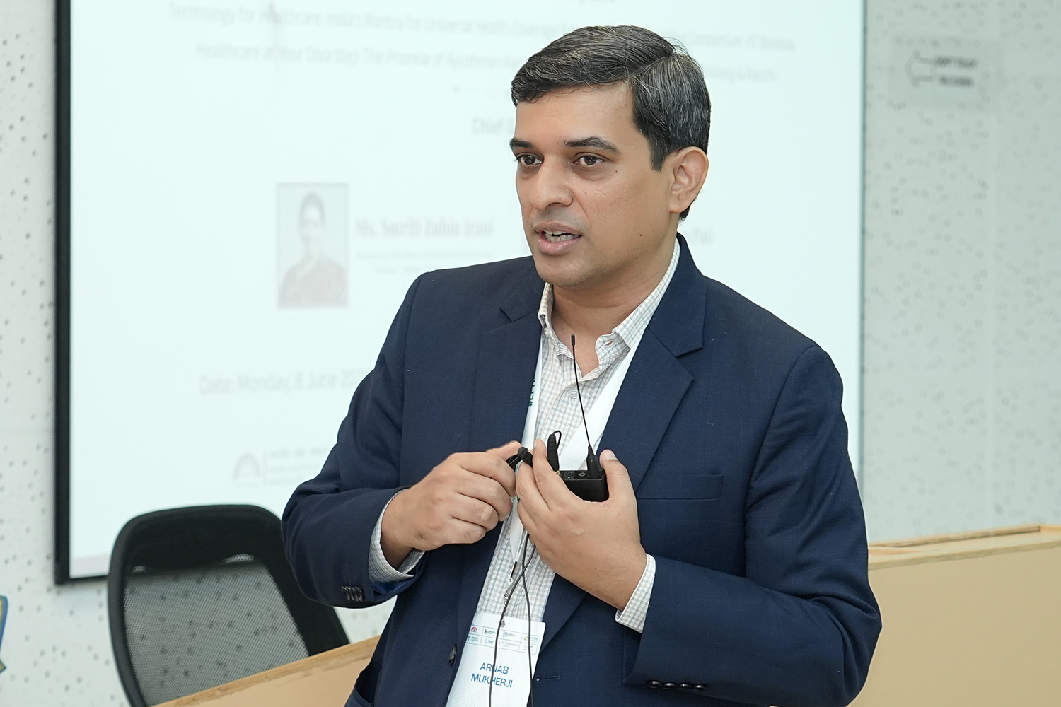 Prof. Arnab Mukherji, Public Policy area and co-organizer of the conference, delivers a vote of thanks, underlining the importance of interdisciplinary collaboration in addressing health system challenges. 