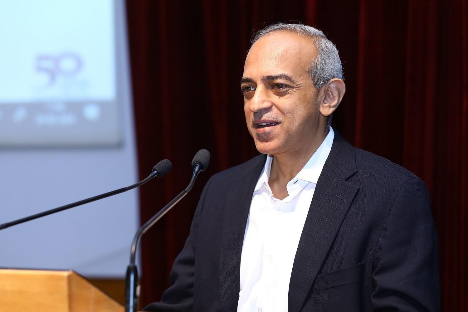 Prof. Ashok Thampy, Chairperson, Executive Post Graduate Programme in Management and faculty in the Finance & Accounting area, IIMB, introduces the Chief Guest while addressing the new EPGP batch. 