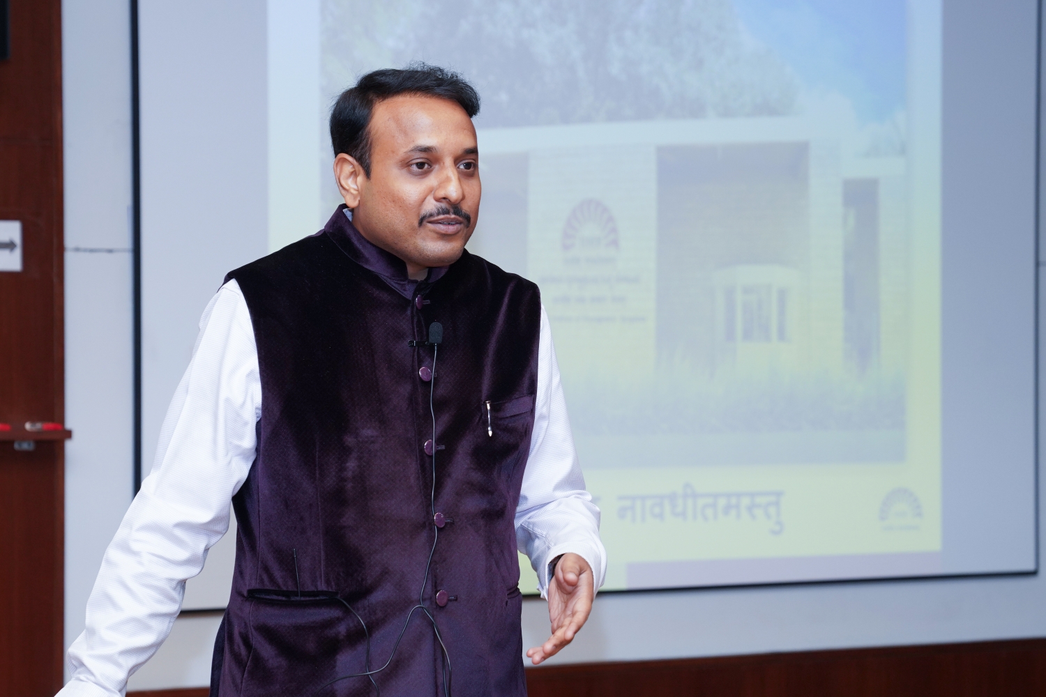 Prof. Deepak Chandrashekar, Programme Director, delivers the vote of thanks during the valedictory session.