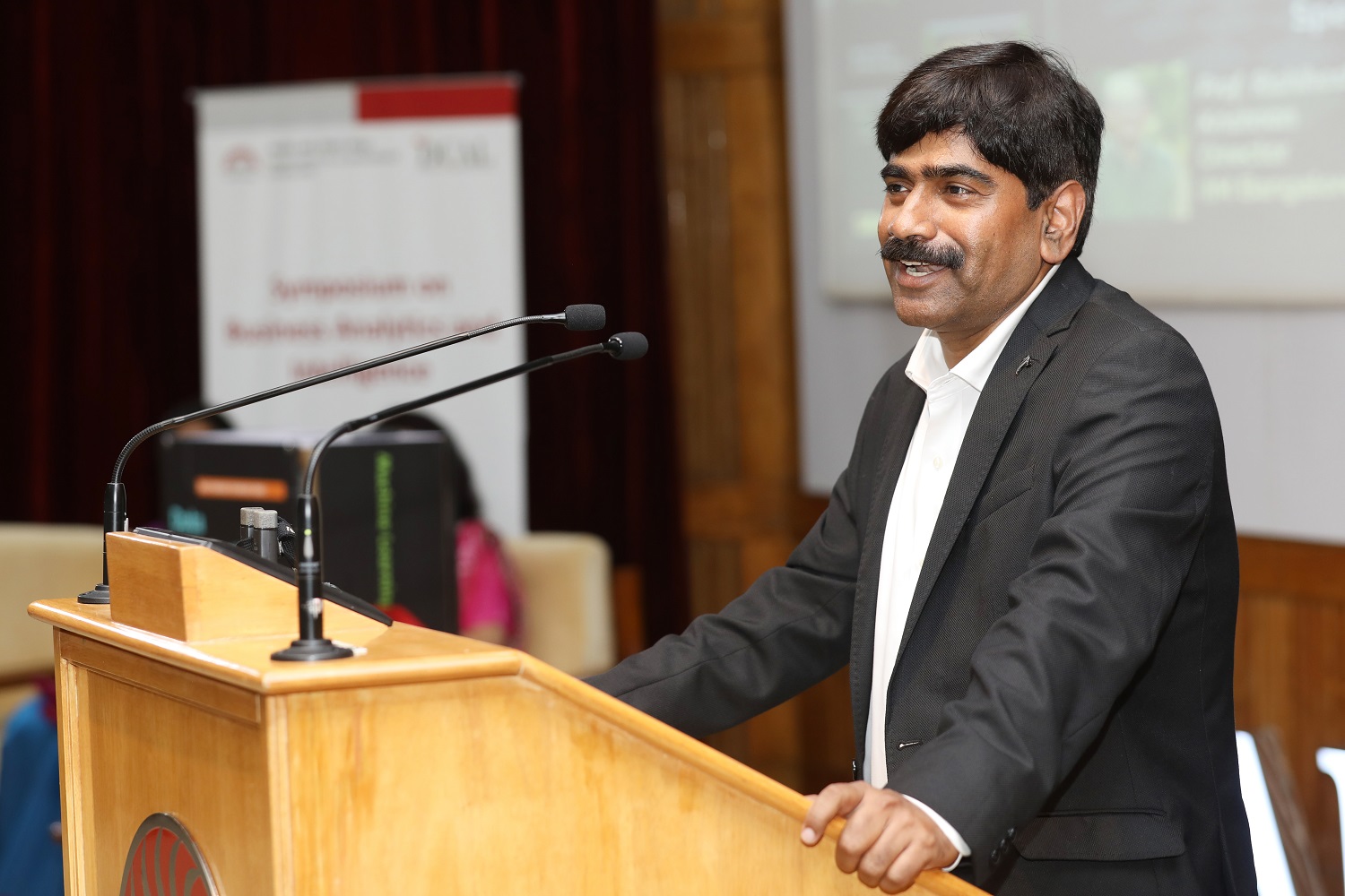Prof. U Dinesh Kumar, Co-Author, Machine Learning Using R’ and  ‘Data Visualization’, addressed the audience.
