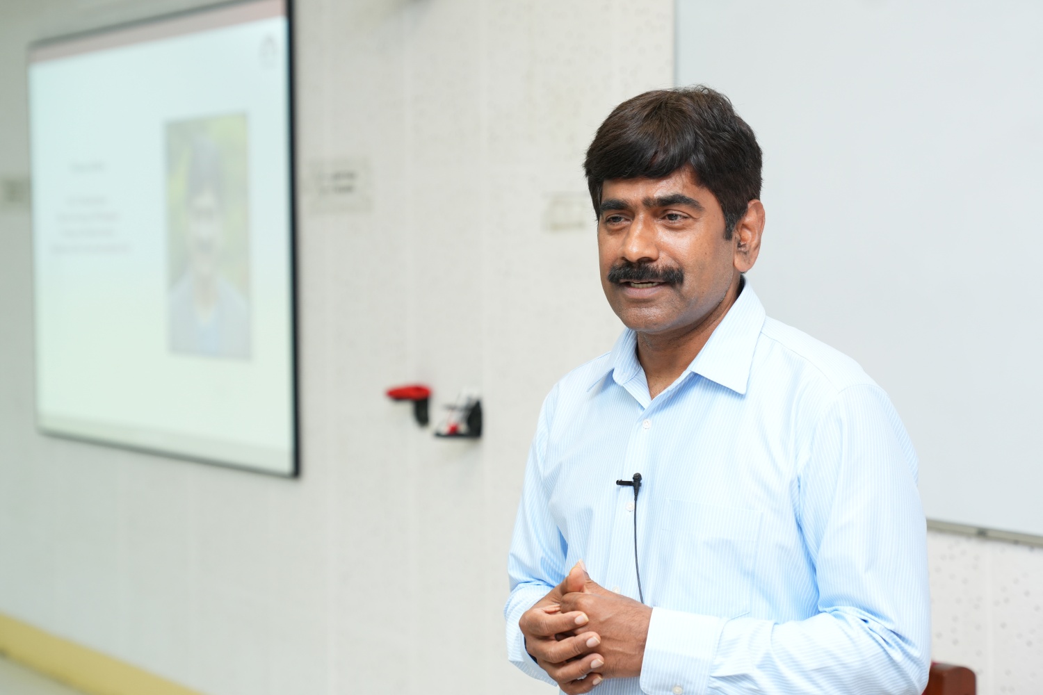 Prof. U. Dinesh Kumar, Director-in-charge, IIMB, encourages the incoming scholars to approach research with intellectual humility and openness, emphasizing that impactful research is measured by the difference it creates for academia, industry, policy, and society.