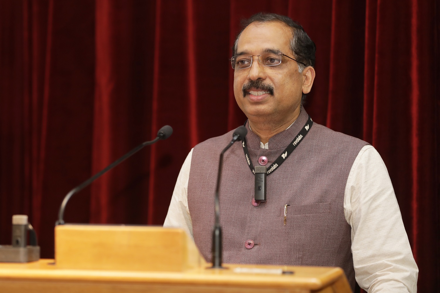 Prof. G Shainesh, Chairperson, Executive Education Programmes, presents an overview of Executive Education at IIMB, at  the launch of the Entrepreneurship training program for SC/ST women graduates in Karnataka, on 22nd August 2022, at IIMB. 
