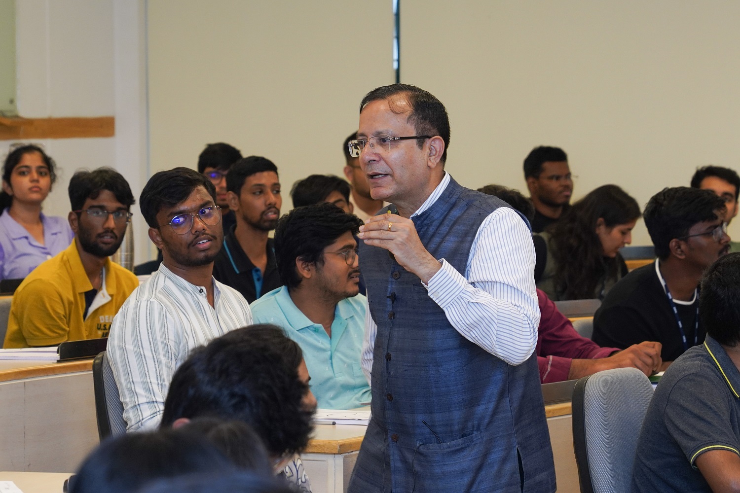 Prof. Gopal Mahapatra, Chairperson of the Organizational Behavior & Human Resource Management Area at IIMB engages with students at the ‘Introspection- Taking a pause and moving ahead’ orientation program.