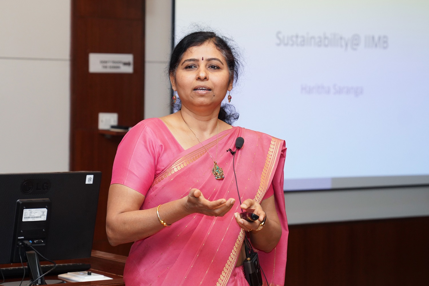 Prof. Haritha Saranga, Chairperson of the IIMB Sustainability Taskforce, spoke about the Institute’s ongoing sustainability journey and the responsibility of every organisation to adopt environmentally conscious practices.