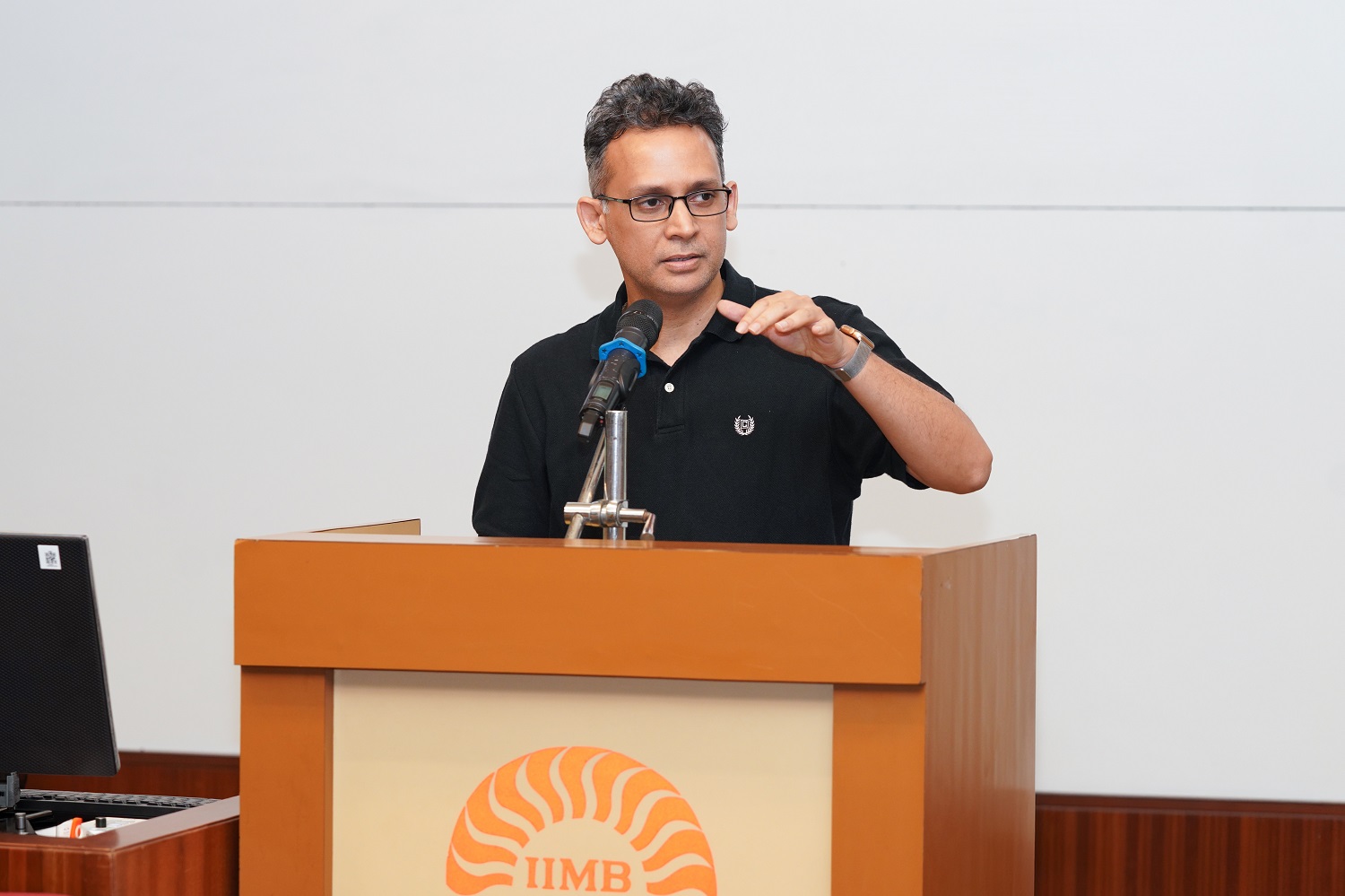Prof. Kunal Dasgupta, Chairperson, Admissions, presents the batch profile, highlighting a cohort of 79 participants with an average work experience of 13 years and diverse experience across industries and sectors.