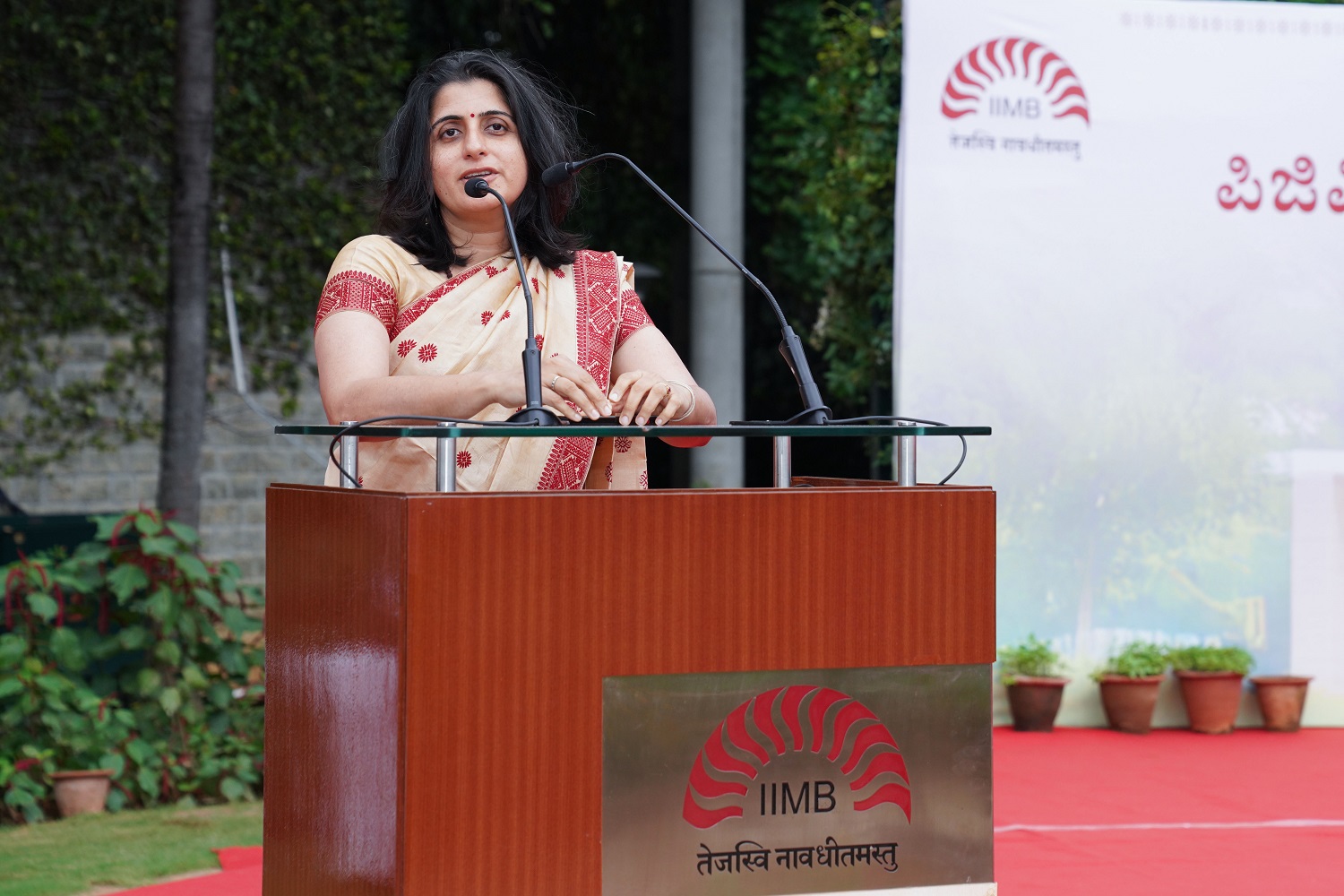 Prof. Manaswini Bhalla, Chairperson, Post Graduate Programme in Management and PGP in Business Analytics, and faculty of the Economics area of IIMB, welcomes the PGP and PGPBA batch of 2025-27 to IIMB, on 15 June 2025.