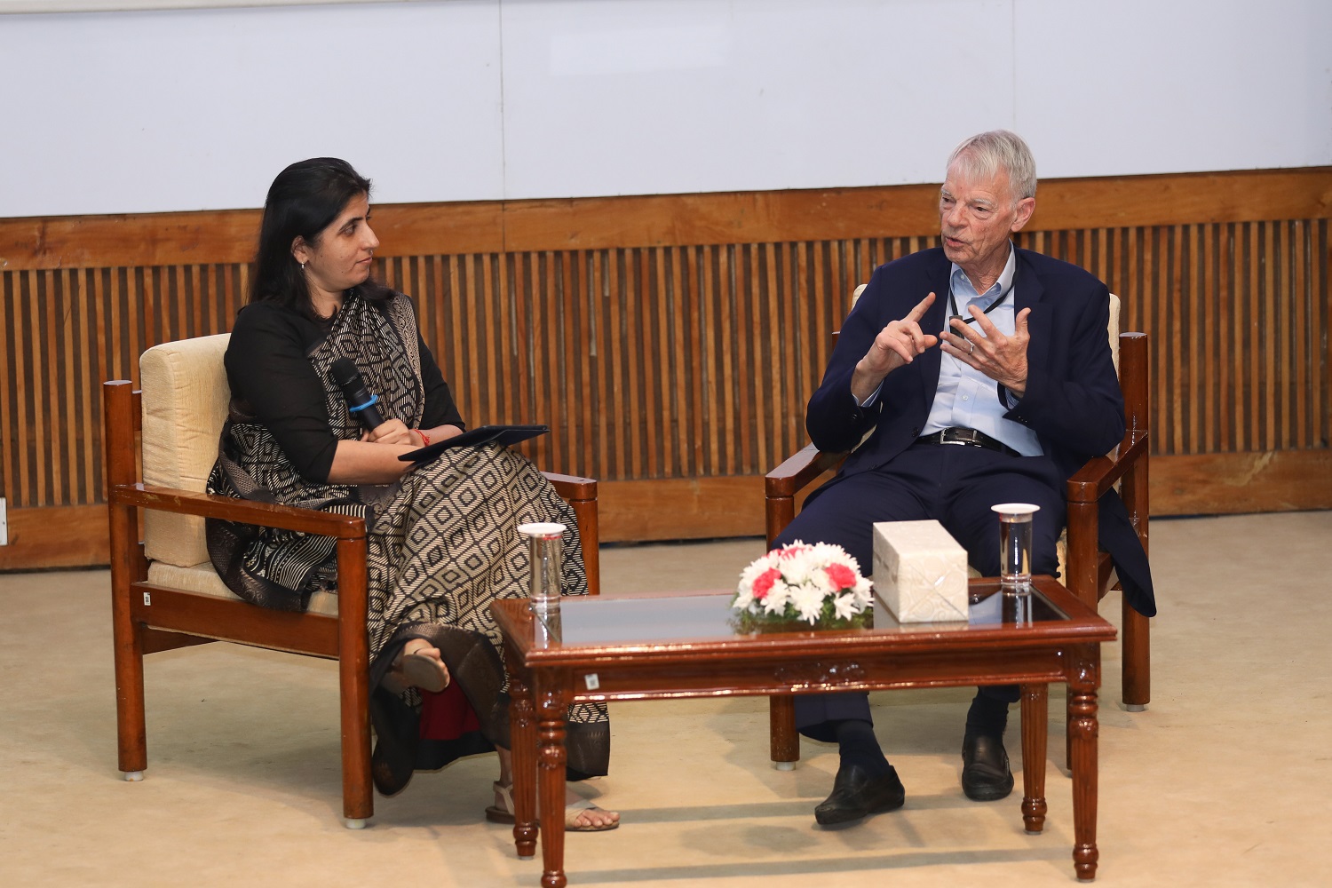 Prof. Manaswini Bhalla, faculty from the Economics area of IIM Bangalore, interacts with Nobel Laureate Prof. Michael Spence, Co-chair, Commission on Global Economic Transformation, Institute for New Economic Thinking (INET), during a fireside chat hosted by  the Economics area of IIM Bangalore on 15th February 2024. 