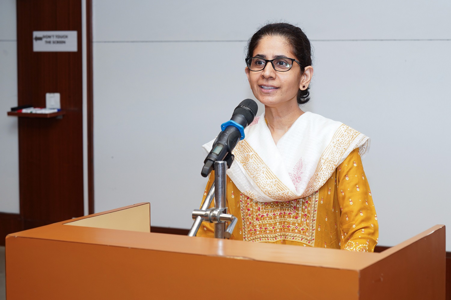 Prof. Mukta Kulkarni, Dean, Programmes, addresses the cohort, invoking the Institute’s motto “Tejasvi nāvadhītamastu” and encouraging participants to make the most of learning beyond the classroom.