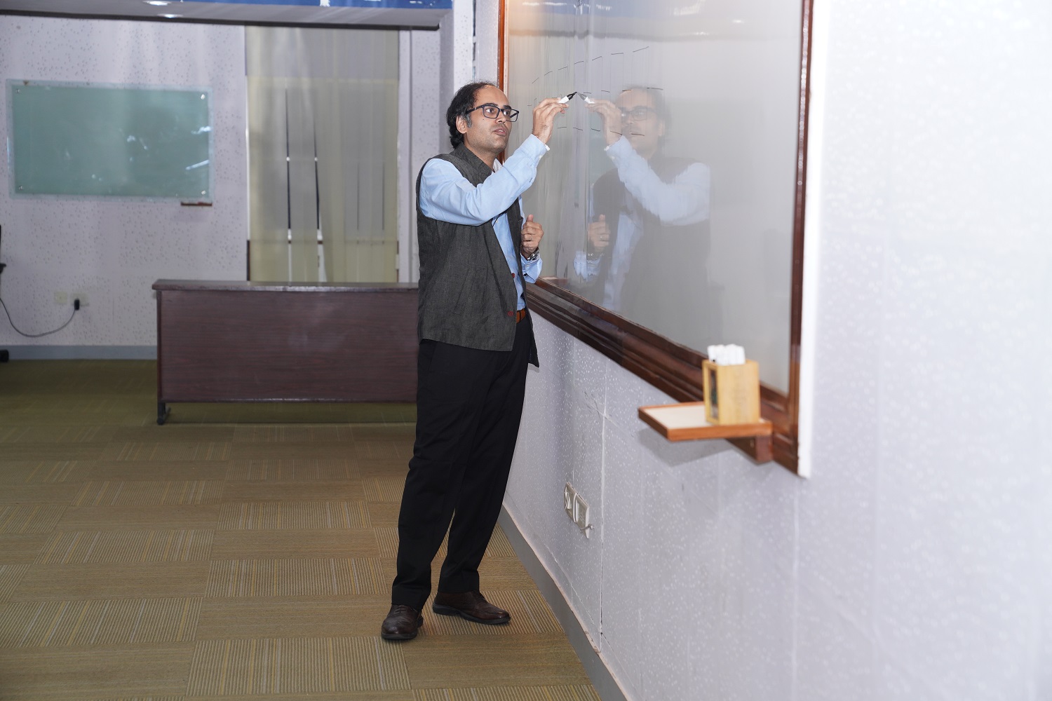 Prof. Nishant Kumar Verma, Chairperson, Career Development Services and faculty of the Production & Operations Management area, leads a session, ‘From Constraints to Impact’.