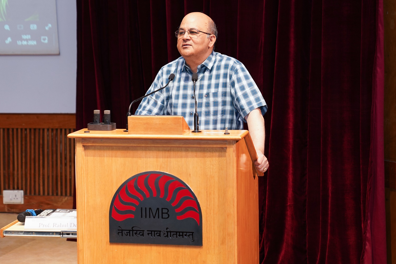 Prof. Rishikesha T Krishnan, Director, IIM Bangalore, extends a warm welcome to the incoming PGPEM students offering them a glimpse of the vibrant campus life ahead. 