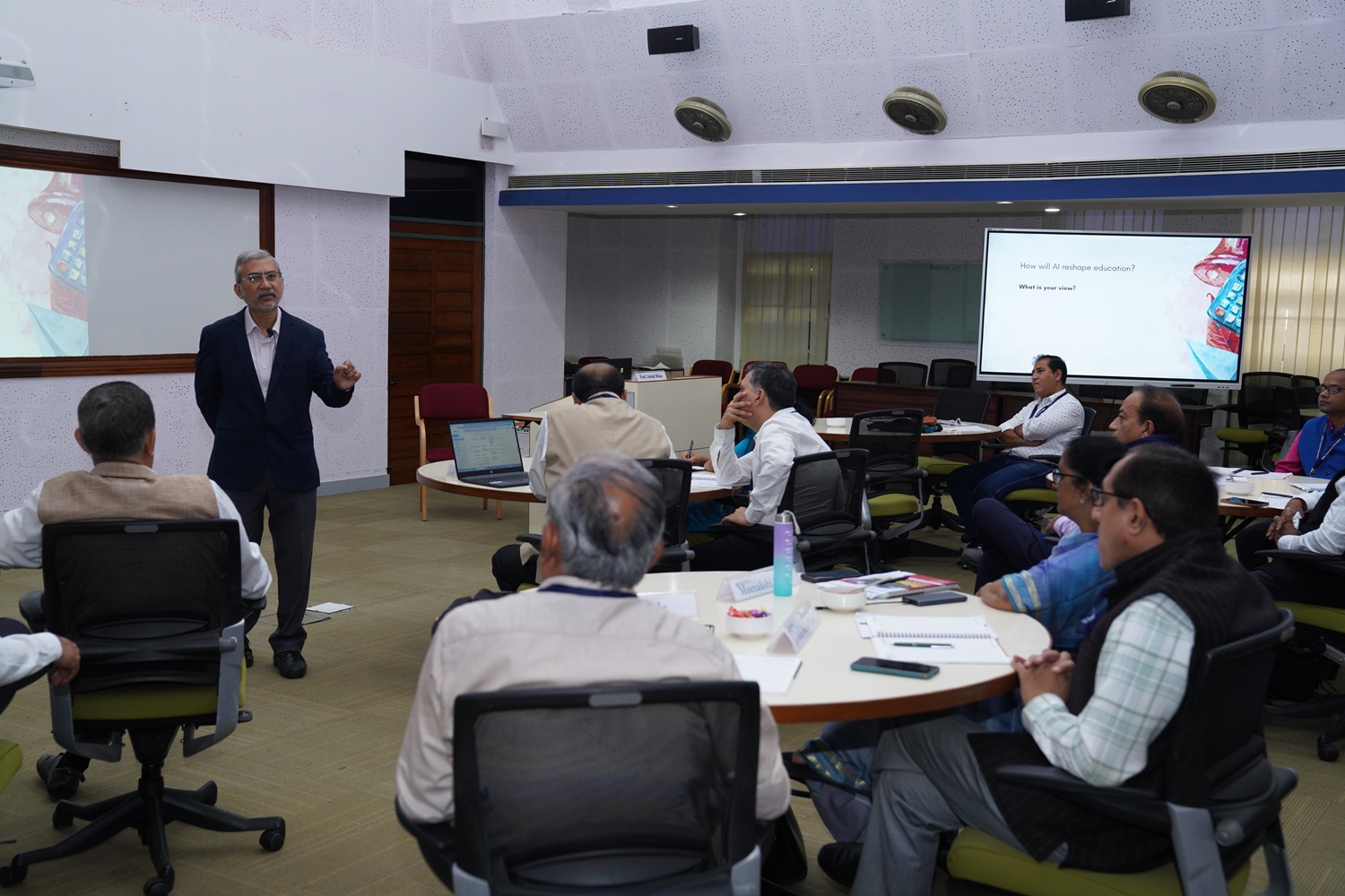 A session on ‘AI and Higher Education’ was conducted by Prof. Rahul Dé, former IIMB faculty from the Information Systems area.