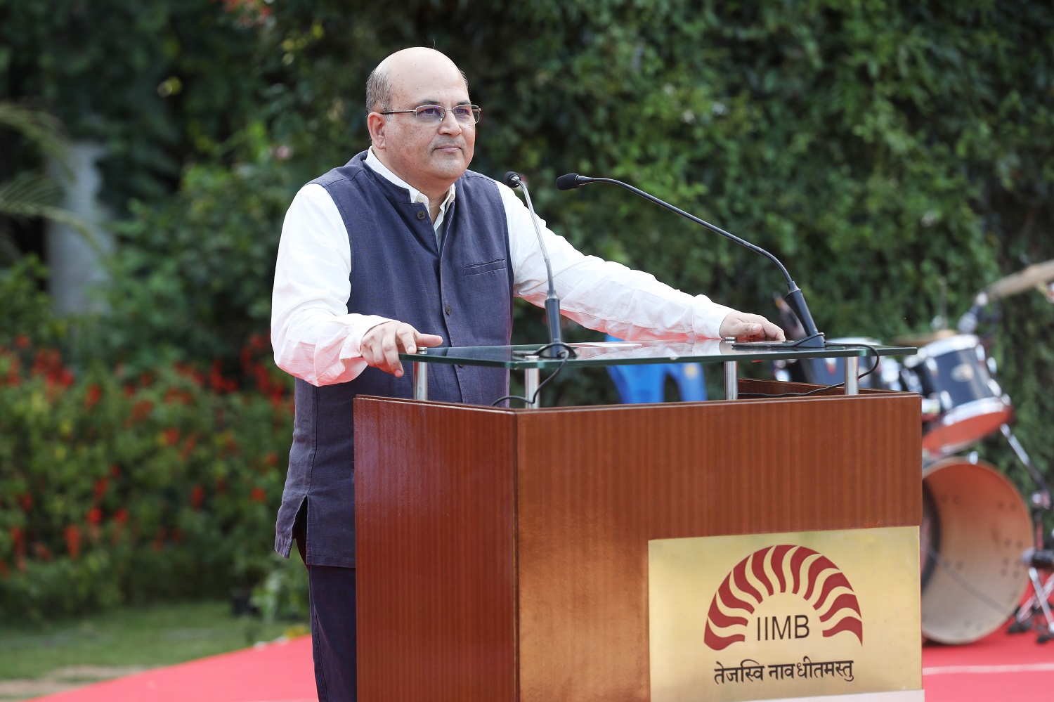 Prof. Rishikesha T Krishnan, Director, IIMB, welcomes the students and speaks to them about the need to maintain academic integrity.