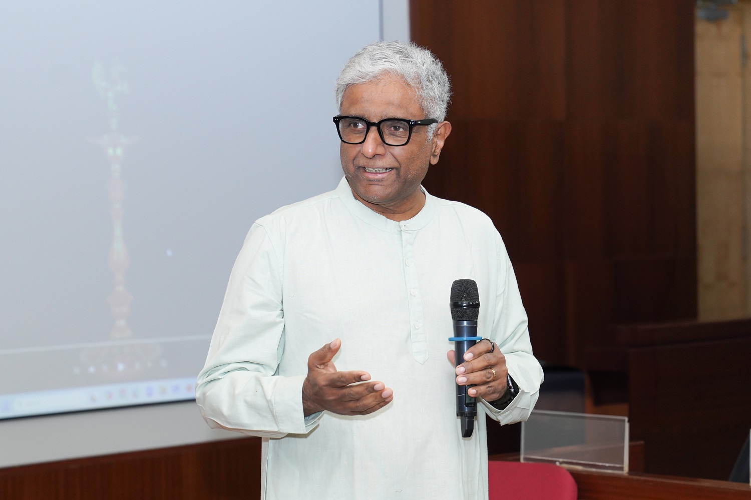 Prof. Shankar Venkatagiri, Information Systems area, IIM Bangalore, addressing participants on the importance of a balanced approach to AI adoption.