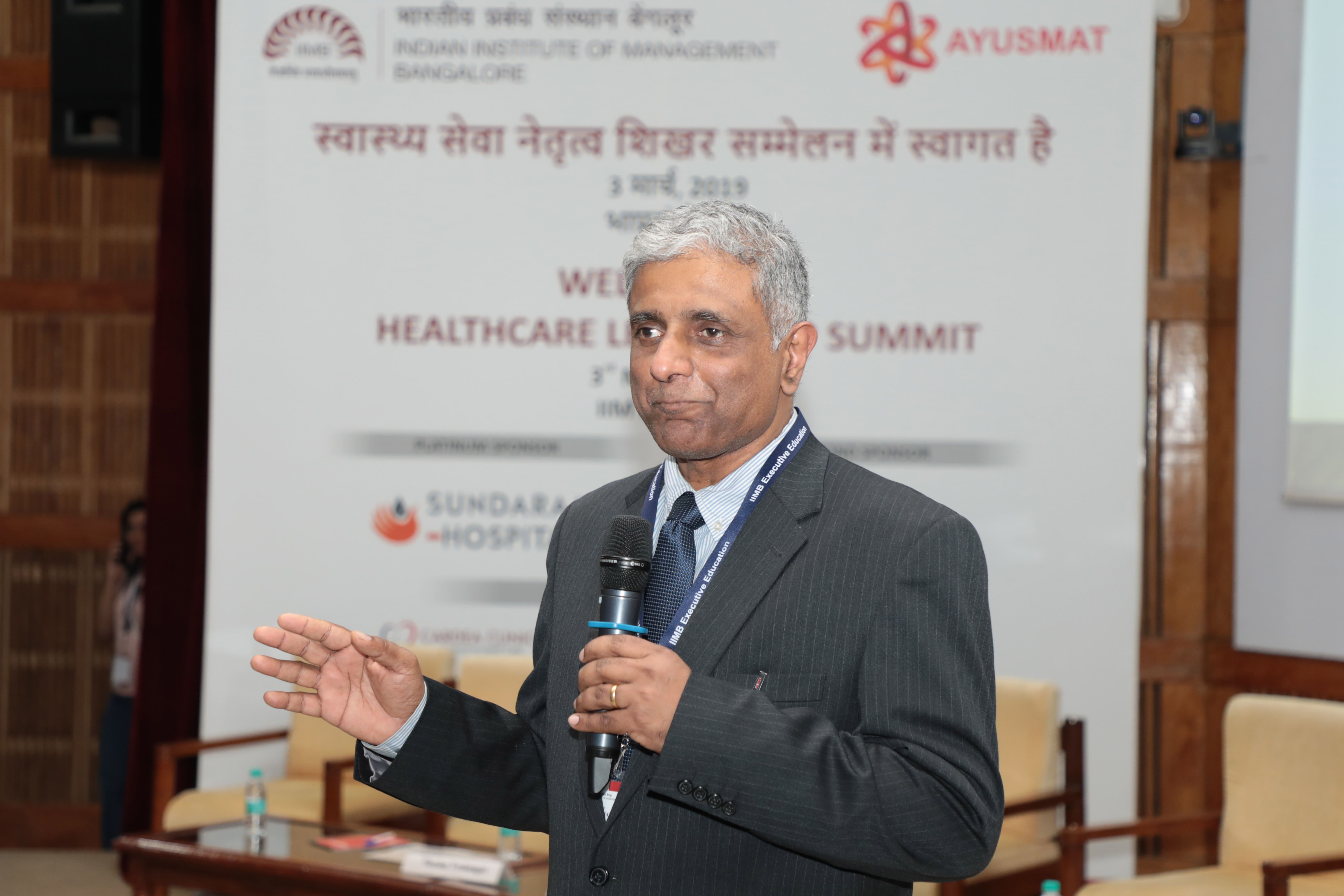 Prof. Shankar Venkatagiri, Programme Director, General Management Programme for Healthcare Executives (GMHE), introduces the programme to the audience.