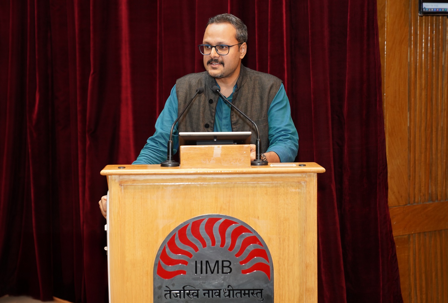 Prof. Shankhadeep Banerjee, Chairperson, CSITM, welcomes the guests to the book launch of ‘AI Bootcamp for Business Managers’.