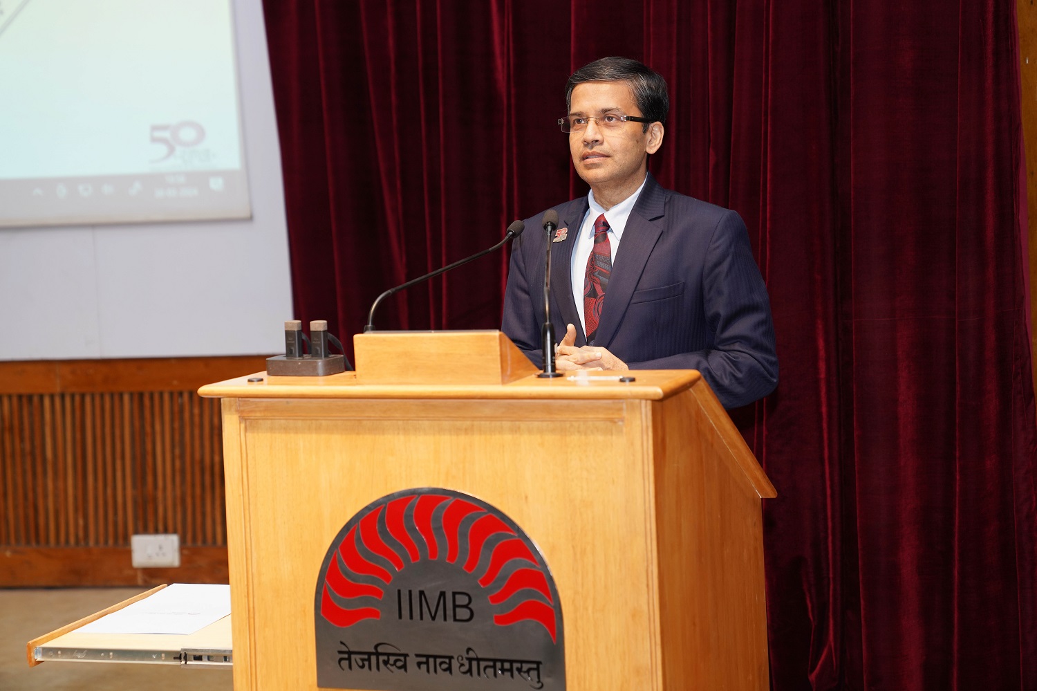 Prof. Sourav Mukherji, Dean, Alumni Relations & Development and faculty of the Organizational Behavior & Human Resources Management area of IIMB, explains how alumni networking can be instrumental in enriching the learning journey of the EPGP cohort. 