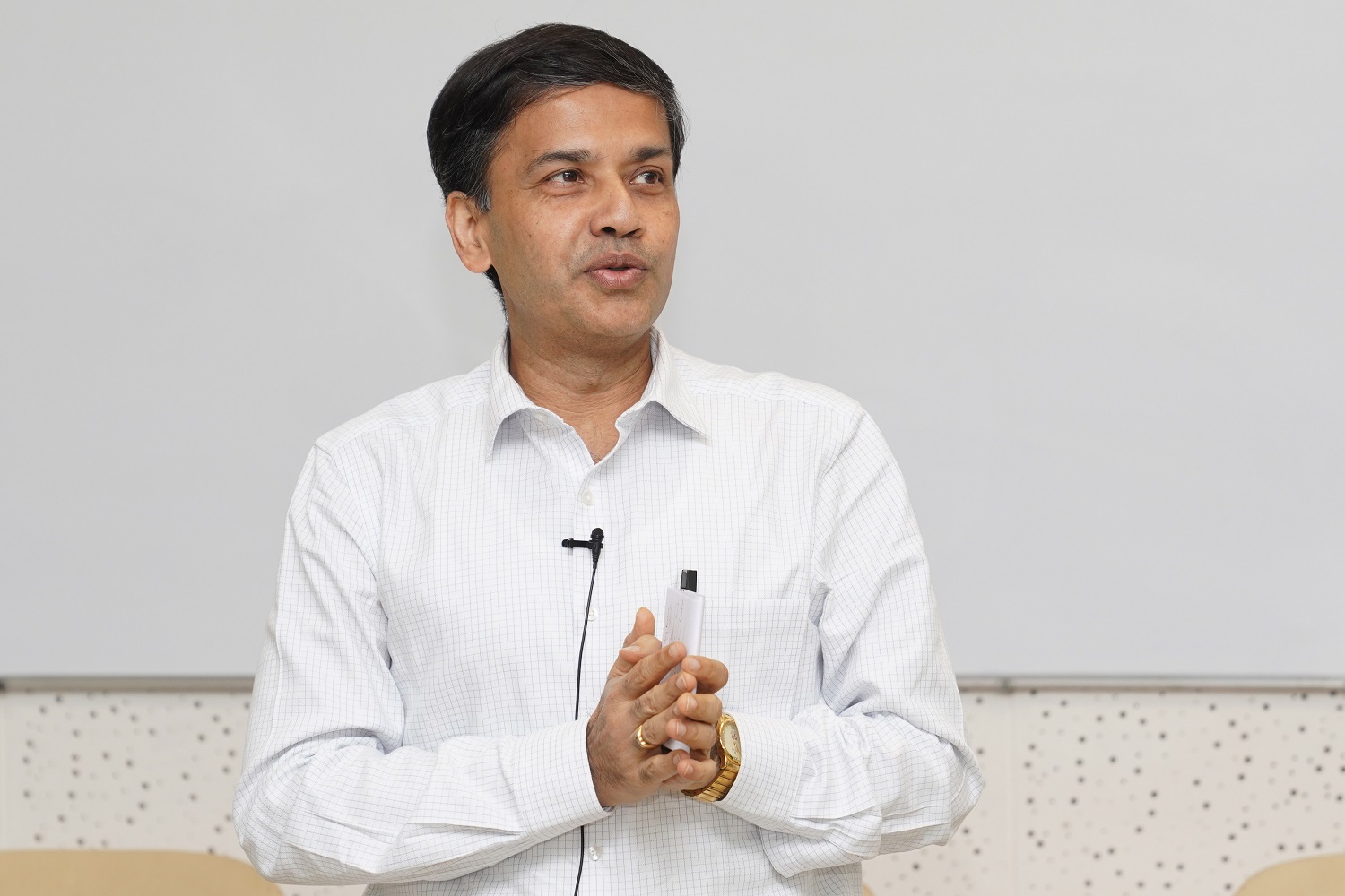 Prof. Sourav Mukherji, Dean of Alumni Relations and Development, encouraged the batch to make a mark as researchers and problem-solvers.  