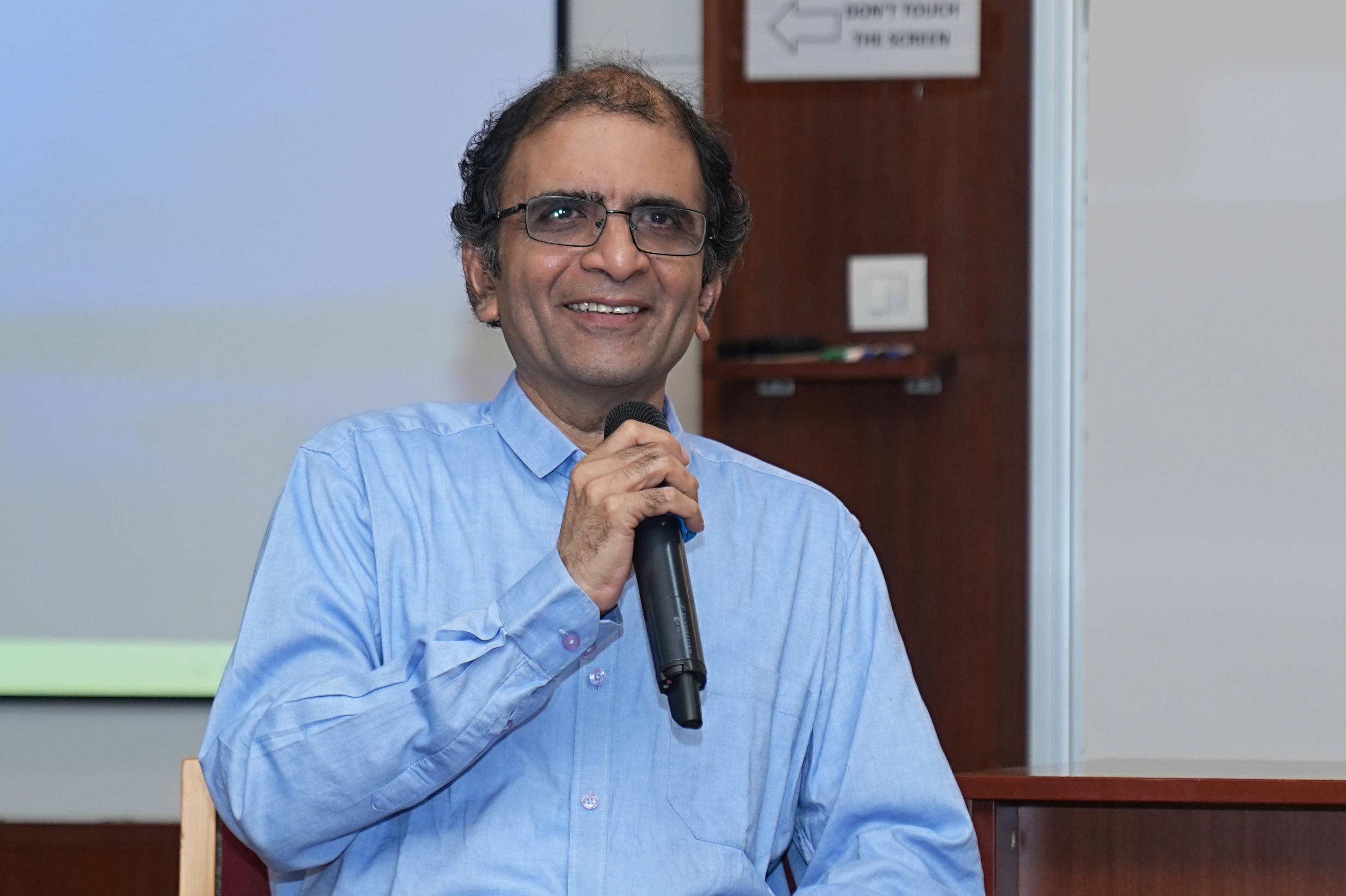 Prof. Srinivasan Rangan, Finance & Accounting area, underscored the importance of methodological precision and thoughtful engagement with reviewer feedback.