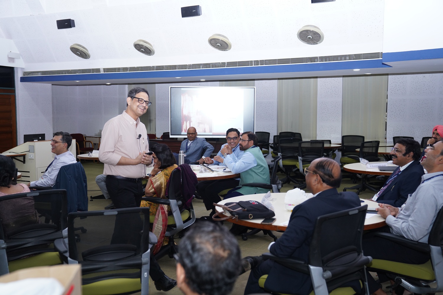 Prof. Sushanta K Mishra delivers a session on ‘Leadership Mindset’.