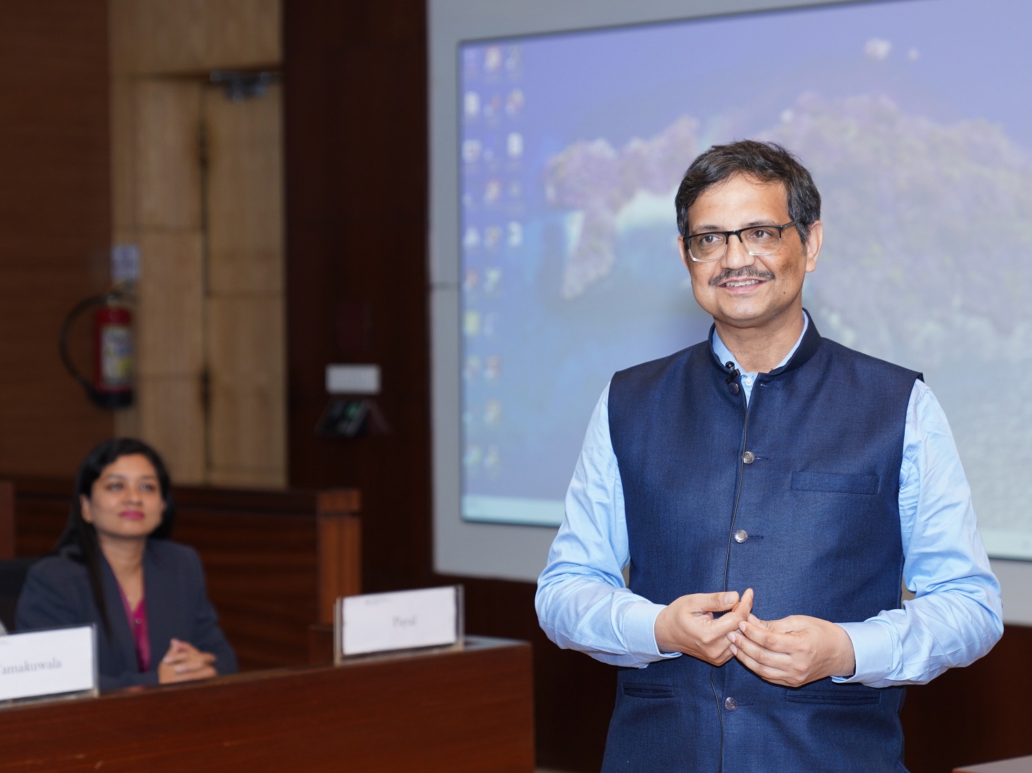 Programme Director Professor Sushanta Kumar Mishra, Chairperson of Research & Publications, Centre for Teaching & Learning and C-DOCTA, Editor-in-Chief of IIMB Management Review and faculty of OBHRM, thanks the participants at the Valedictory.