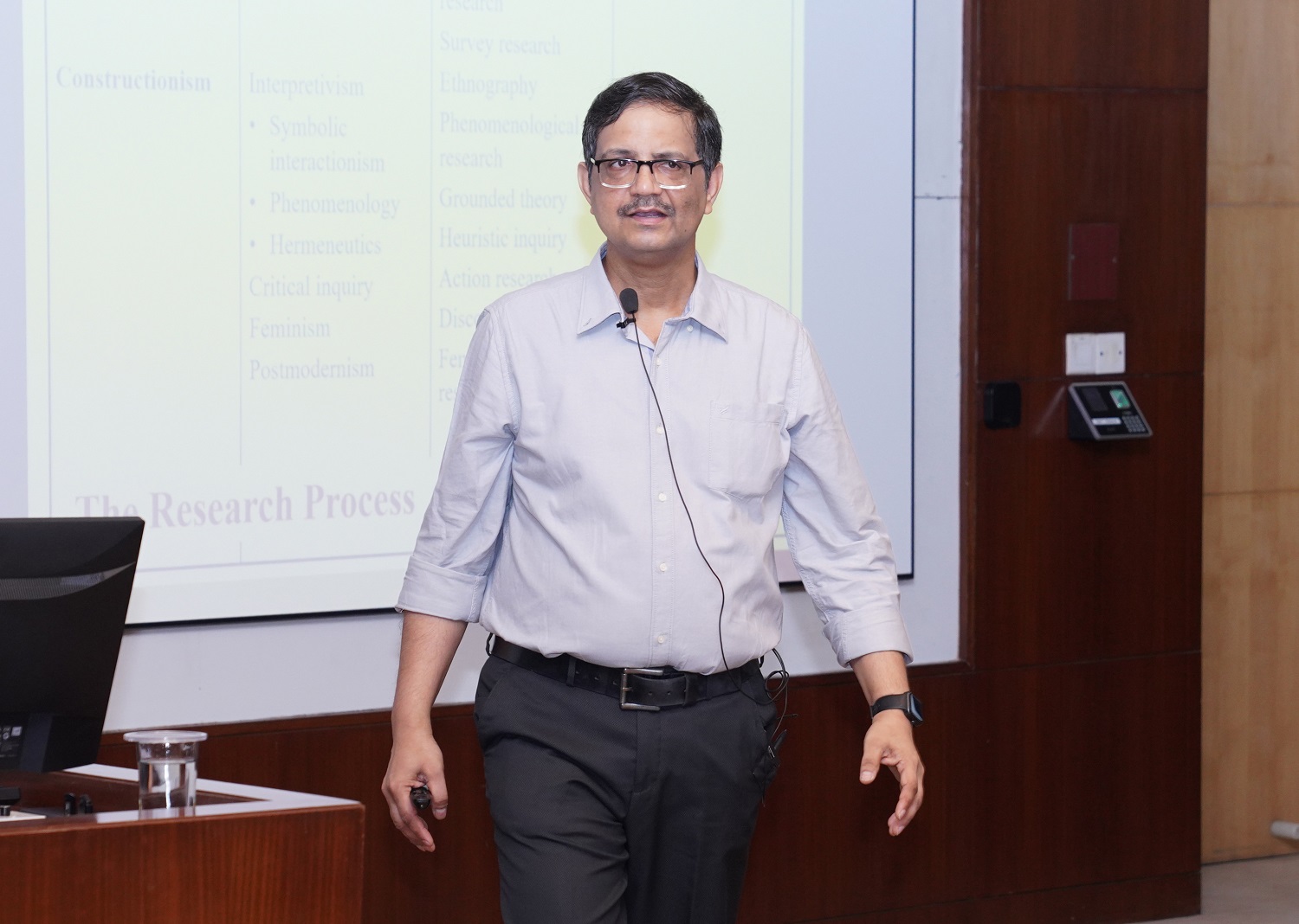 Programme Director Prof. Sushanta Kumar Mishra, Chairperson of Research & Publications, Centre for Teaching & Learning and C-DOCTA, Editor-in-Chief of IIMB Management Review and faculty of Organizational Behavior & Human Resources Management, provides an overview of the workshop.