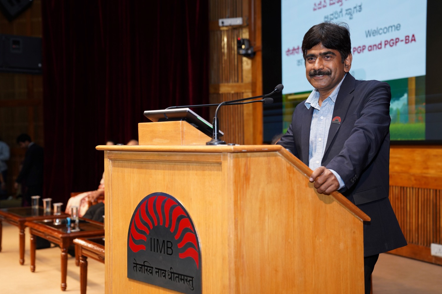 Prof. U. Dinesh Kumar, Director-in-charge, IIMB, congratulates the Distinguished Alumni Award recipients during his welcome address and encourages the incoming PGP and PGPBA students to follow the examples set by IIMB’s distinguished alumni.