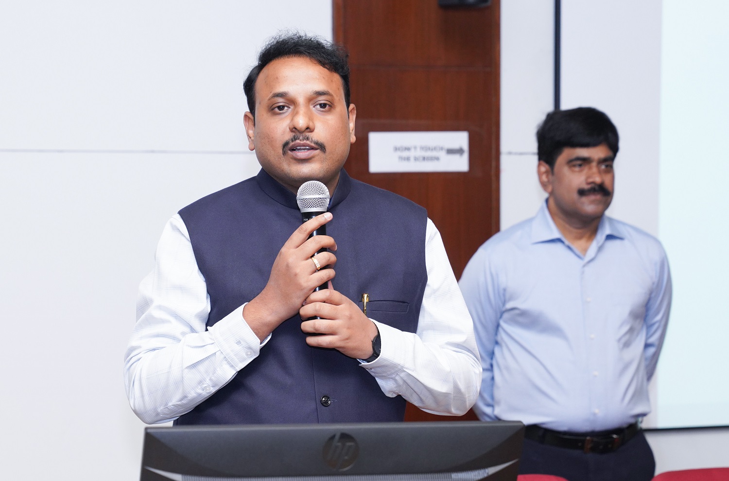 Programme Director Prof. Deepak Chandrashekar of the Strategy area welcomes the participants to the ‘Summer Research Methodology Workshop 2025' organized by the Research & Publications Office, on 19th May 2025. The six-day workshop will conclude on 24th May 2025.