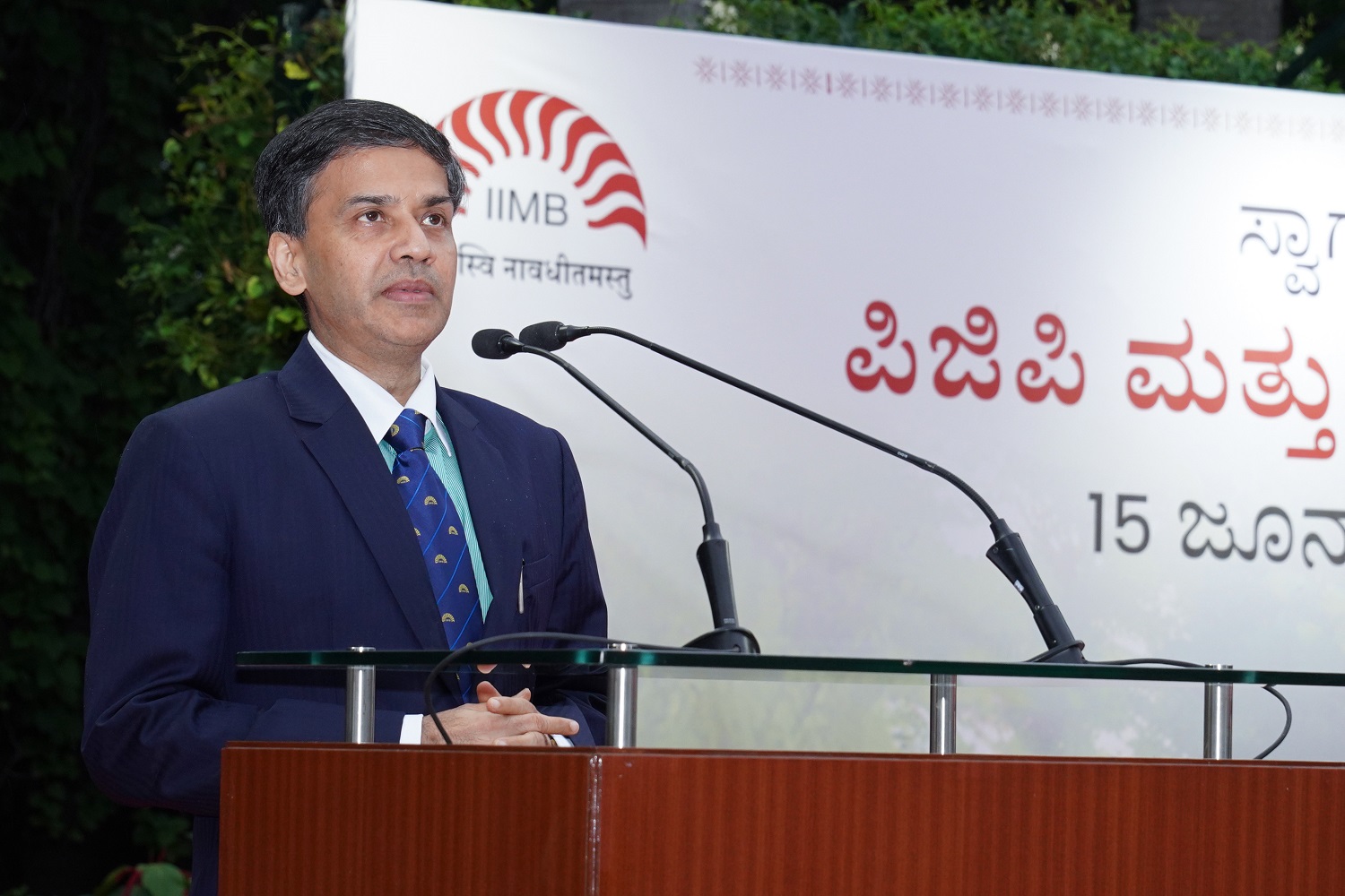 Prof. Sourav Mukherji, Dean, Alumni Relations & Development, and faculty of the OBHRM area, IIMB, introduces the winners of the 2025 Distinguished Alumni Awards.