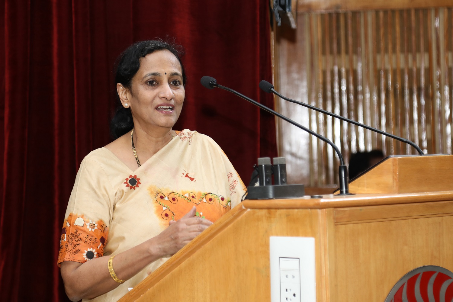 Professor Padmini Srinivasan, Programme Director, Business Management Programme for Defence Officers, IIMB, speaks at the valedictory ceremony.