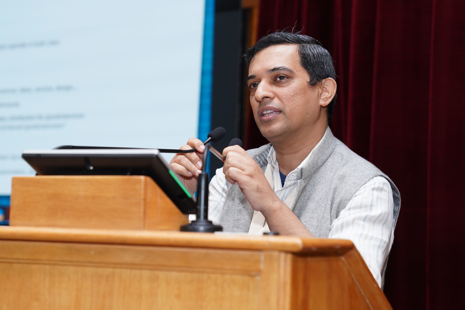 Prof. Arnab Mukherji, Chairperson, Post Graduate Programme in Public Policy and Management and faculty of the Public Policy area of IIMB, delivers the vote of thanks.