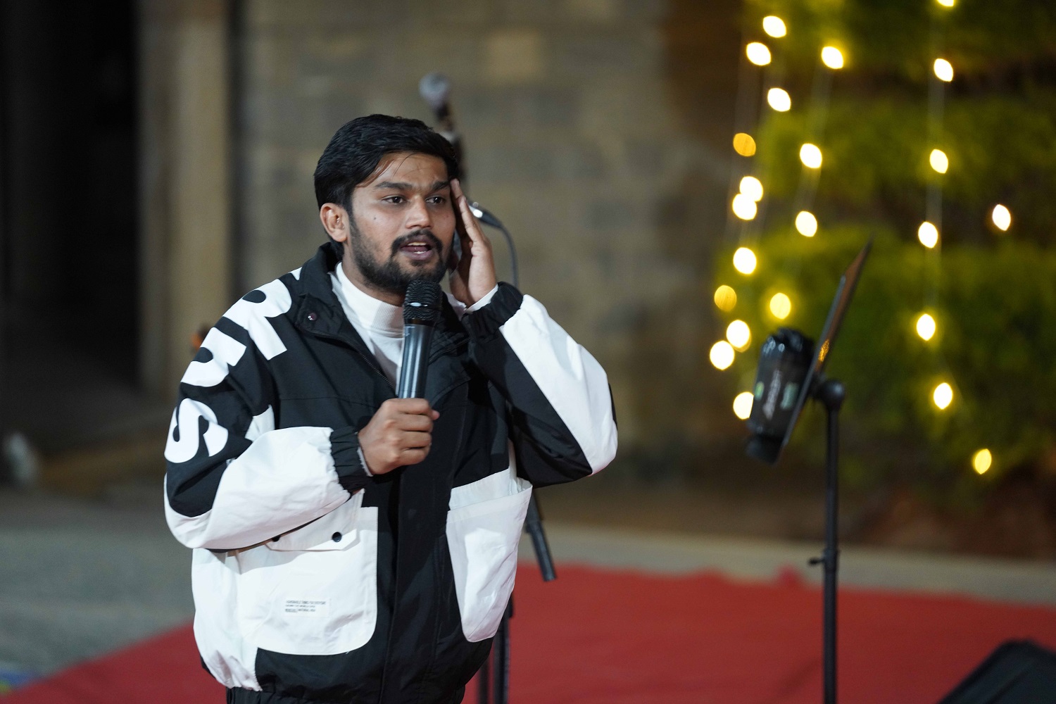 Ranmal Jain, engaging the audience with poetry and comedy on Day 1, Pro-show 