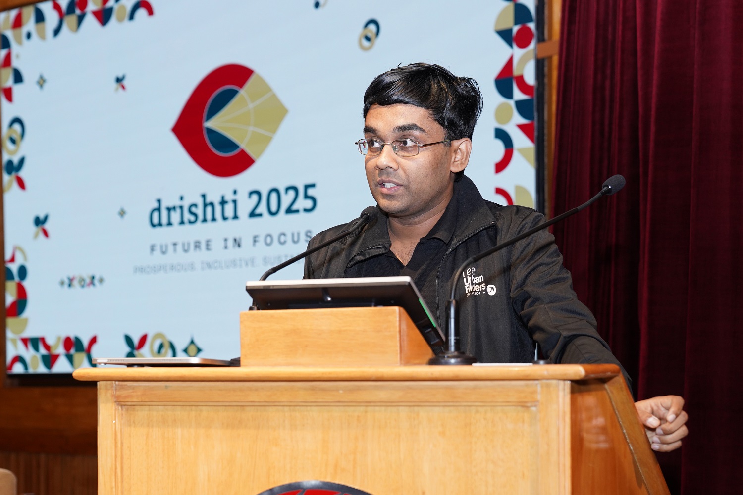 PGP ’09 alumnus Sandeep Das, Storytelling & Negotiation Coach, Author, and Columnist, spoke of the power of storytelling as a defining leadership skill of the next decade during the session, ‘Crafting Vision through Narrative’.