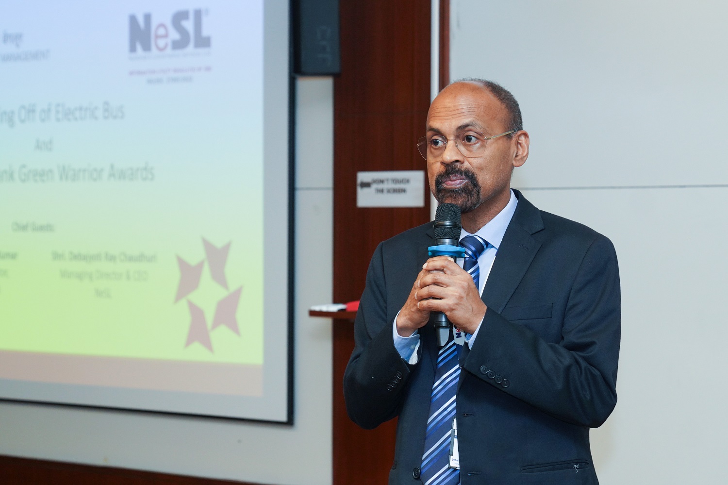 Shri Debajyoti Ray Chaudhuri, Managing Director and CEO, NeSL, reflected on supporting IIMB’s green initiatives, which include the newly inaugurated EV bus, installation of fast-charging EV stations, and solar panels over the years, through the NeSL Sustainability Programme.