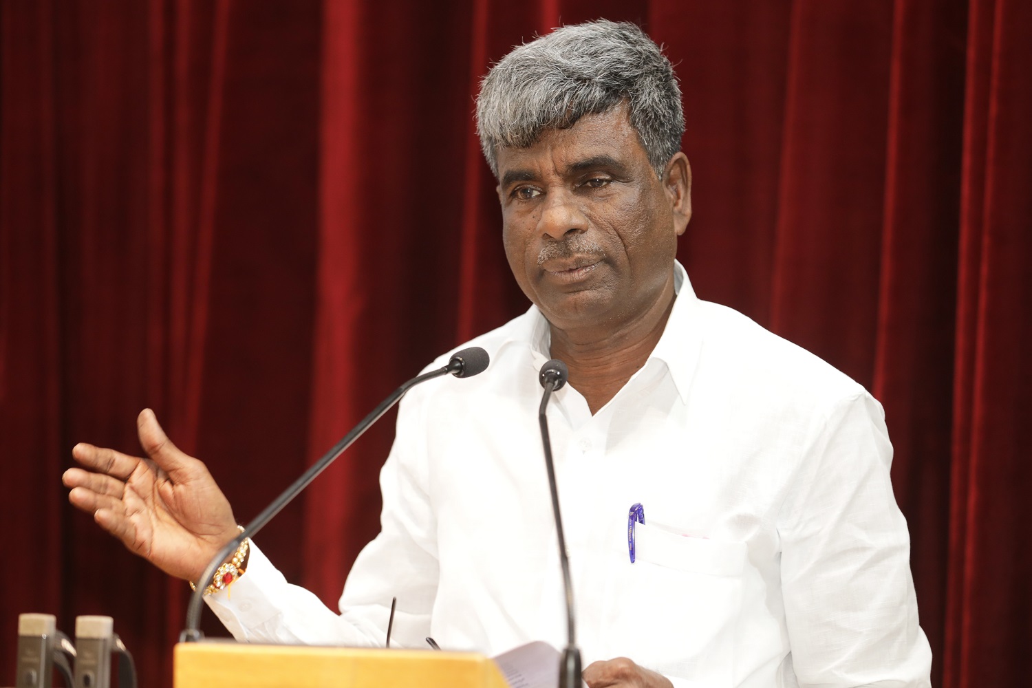 Shri. Kota Srinivas Poojary, Minister for Social Welfare and Backward Classes, addresses participants of the Entrepreneurship training program for SC/ST women graduates at IIMB.