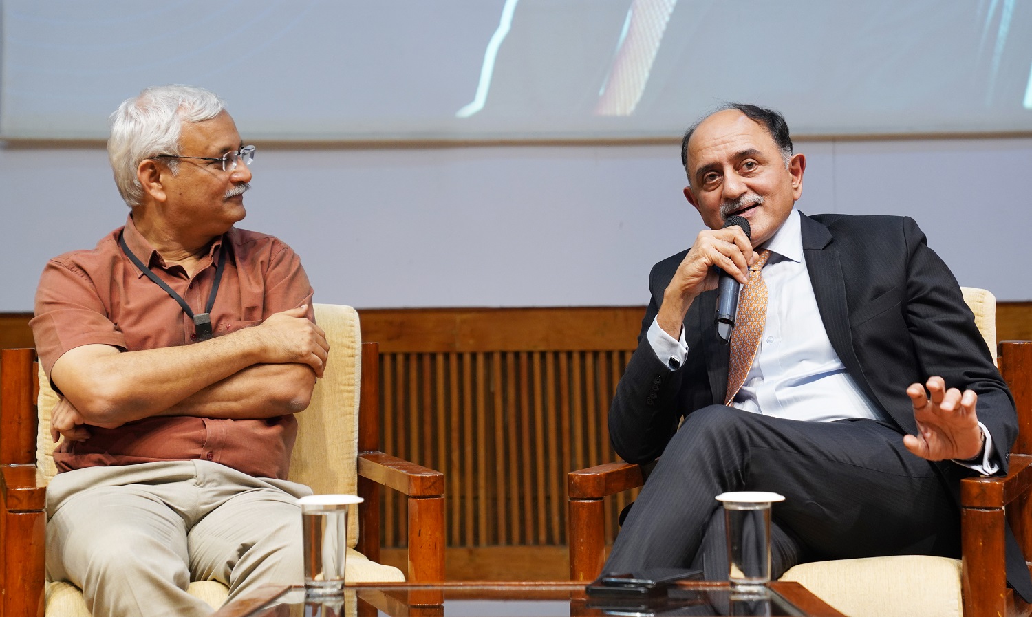 Professor Suresh Bhagavatula, Faculty from the Entrepreneurship area, at the discussion with Shyam Srinivasan, CEO of Federal Bank. 