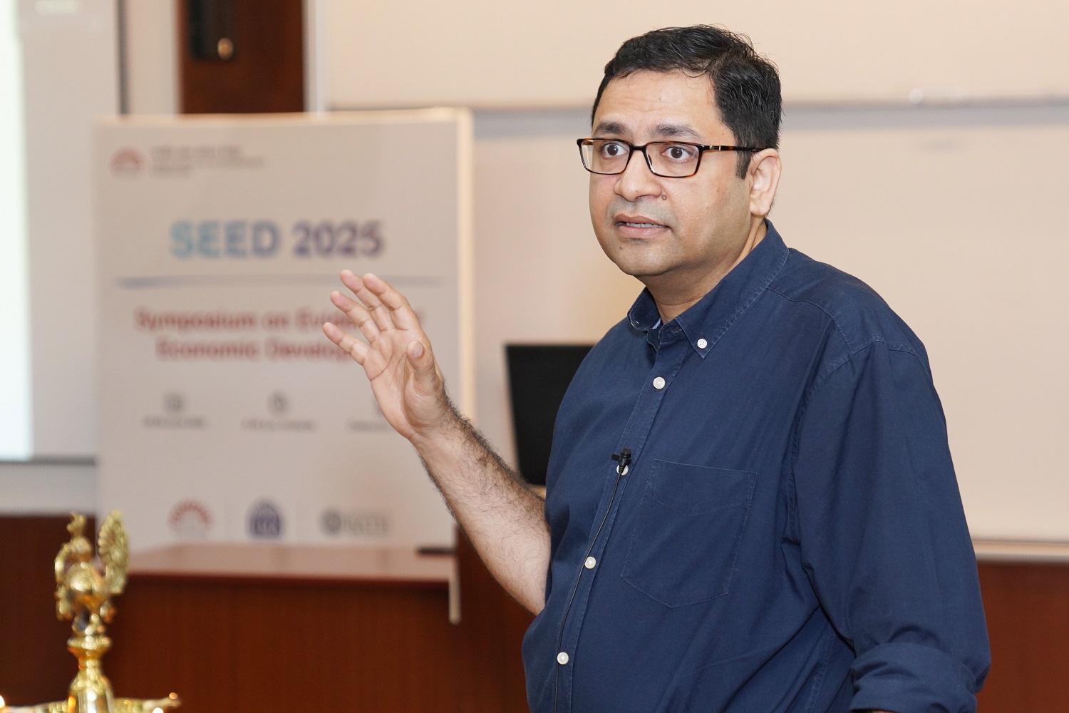 Prof. Tarun Jain, IIM Ahmedabad, opened the symposium with compelling findings on ‘When Science Feels Like Math: The Role of Quantitative Framing in Science Gender Gaps’.