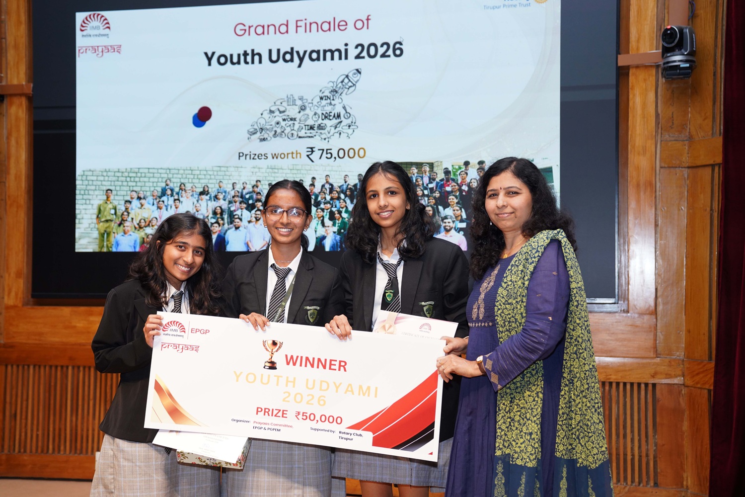 Prof. Haritha Saranga, Production & Operations Management area, presenting the first prize to Team Mentorly from Greenwood High International School at the Youth Udyami 2026 Grand Finale.