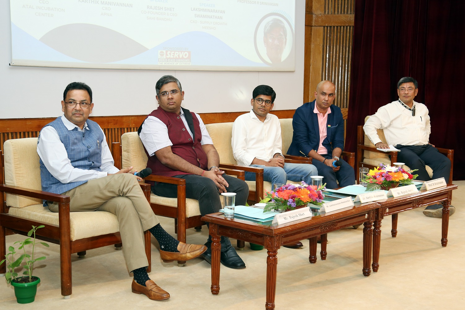 Rajesh Shet, CEO & Co-Founder, SahiBandhu, Lakshminarayan Swaminathan, CXO, Supply Growth, Meesho, Karthik Manivannan, CXO, apna, Rajesh Joshi, CEO, Atal Incubation Centre, and Professor R Srinivasan, faculty in the Strategy area and author of the book, ‘Platform Business Models’, at the panel discussion on ‘New Age Business Models’.