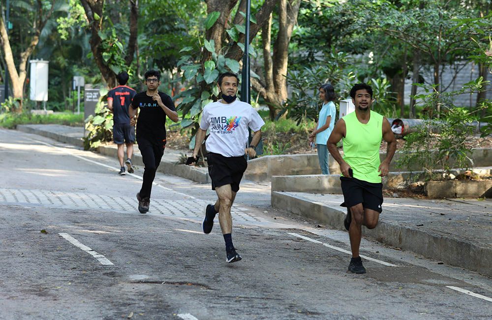 Prof. Sourav Mukherji, Dean, Alumni Relations & Development, IIM Bangalore, speaks to students and staff at the ‘Campus Run’, on World Environment Day.