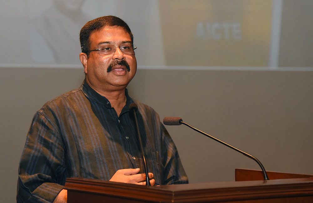 Shri Dharamendra Pradhan, Minister of Education and Minister of Skill Development and Entrepreneurship, Government of India addresses the gathering at the book launch event.