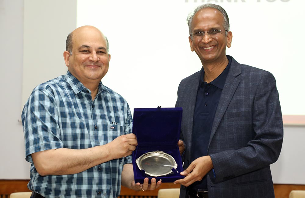 Prof. Rishikesha T Krishnan, Director, IIMB, gives a memento to Mr. Ananth Chandramouli. 