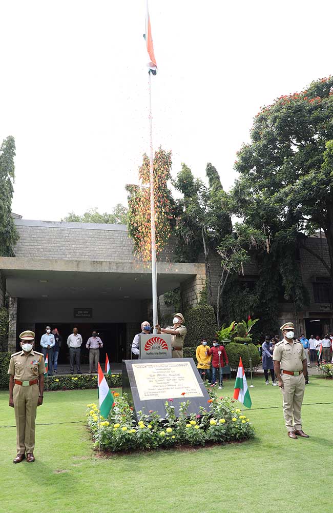  Prof. Rishikesha T Krishnan, Director IIMB, hoists the national flag at the 75th Independence Day celebration on August 15, 2021 at IIMB.