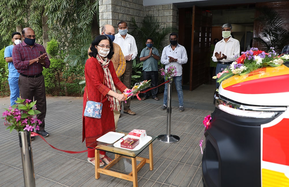 Ms. Parul Bajaj, alumna, PGP 2009, represents her batch during the handover of the ambulance to the institute on November 19, 2019.