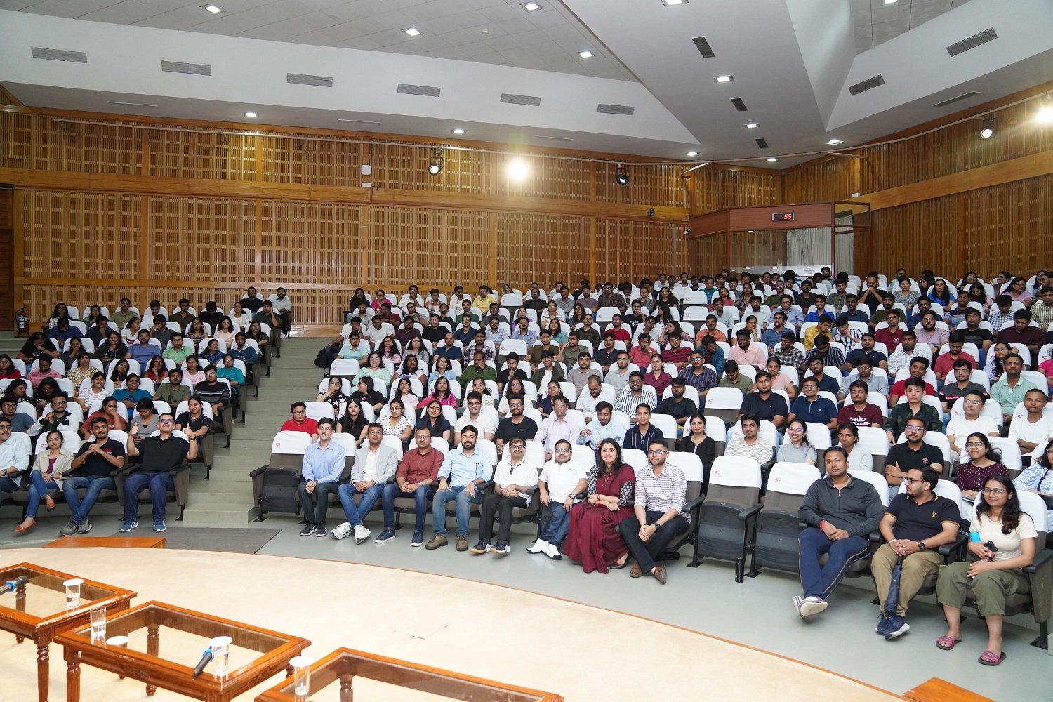 IIMB Alumni and PGP & PGPBA Year-1 students attending the ‘Ask the Alum’ orientation session.