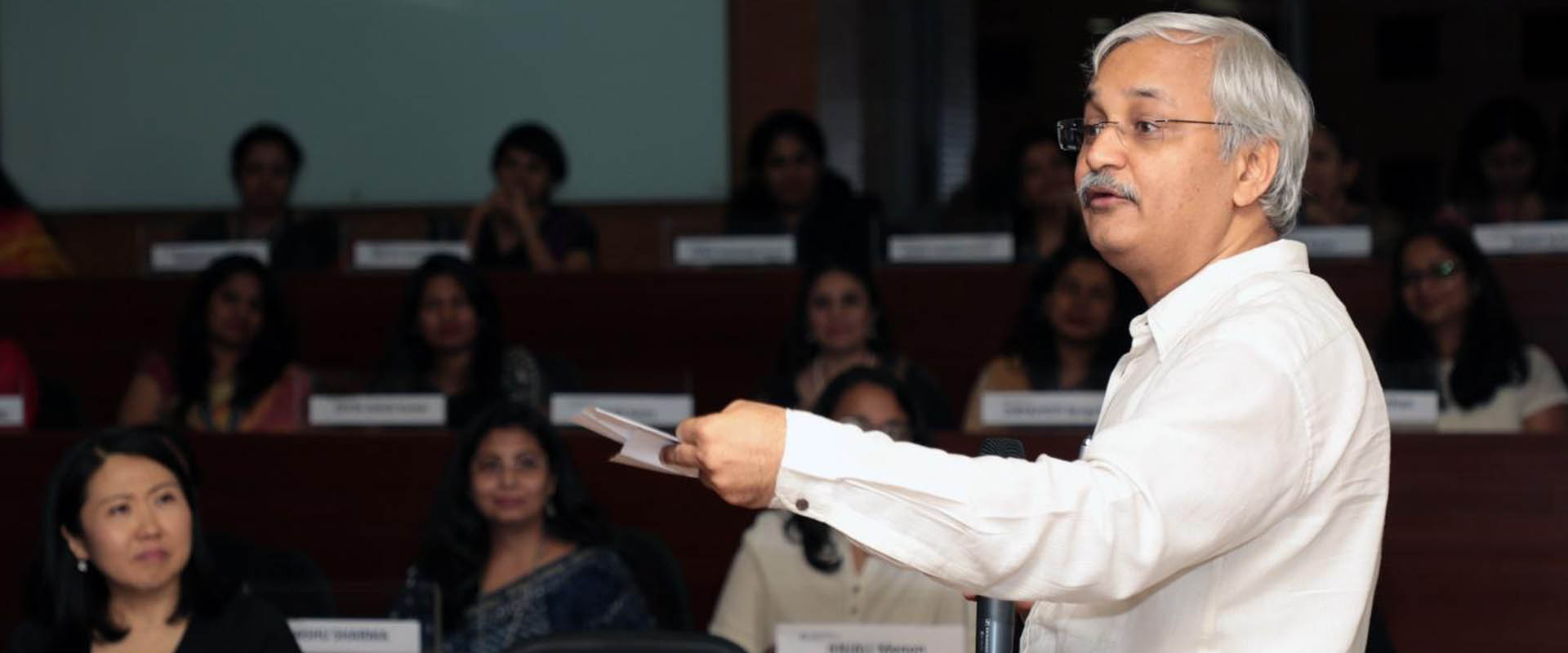 Prof. Suresh Bhagavatula, Chair, NSRCEL at IIMB, welcomes participants of the Goldman Sachs 10,000 Women Program at IIMB to the graduation ceremony on March 08, 2019. 
