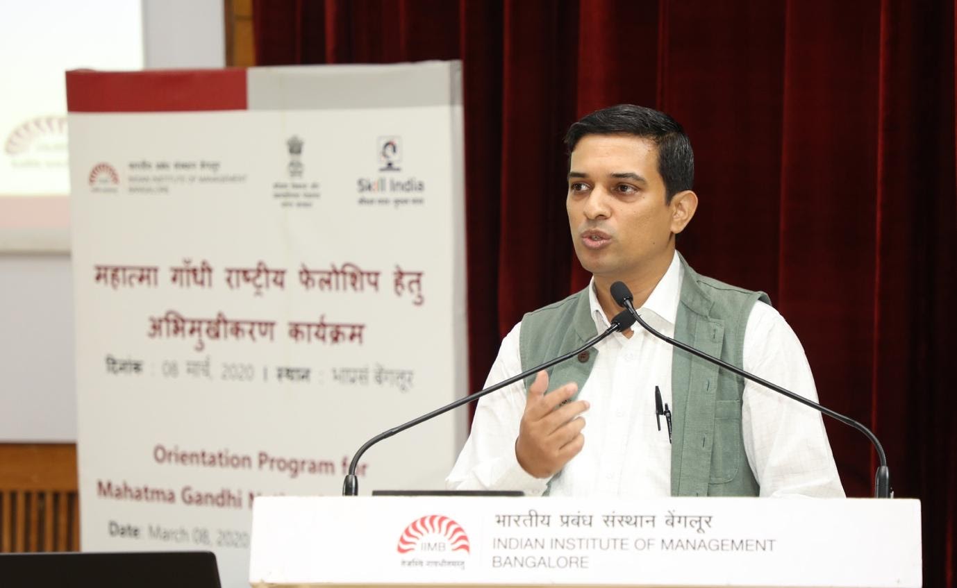 MGNF Programme Director Arnab Mukherji, faculty from the Public Policy  area at IIM Bangalore, explains the programme structure to the MGNF programme participants.