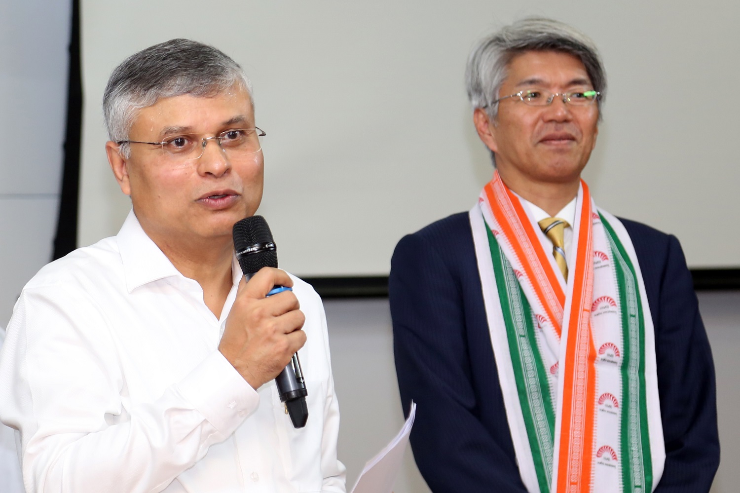 Prof. D Krishna Sundar, Chair, India Japan Study Centre at IIMB, welcomes Mr. Koji Fujiwara, CEO and President, Mizuho Bank.